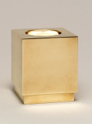 настольный светильник направленного света из латуни в форме куба