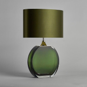 настольная лампа с округлым стеклянным основанием и бархатным абажуром оливкового оттенка
