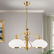 трёхрожковая подвесная люстра с овальными опаловыми плафонами на золотистой арматуре