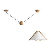потолочный светильник на тросах с деревянными элементами и треугольным плафоном
