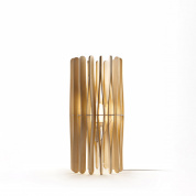 настольный светильник из светлого дерева с округлым абажуром