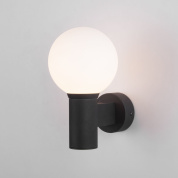 уличный настенный светильник с шарообразным матовым плафоном на коротком кронштейне