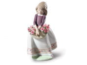 MAY FLOWERS GIRL Фарфоровый декоративный предмет Lladro 1009178