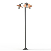 уличный фонарь на столбе с тремя плафонами медного оттенка