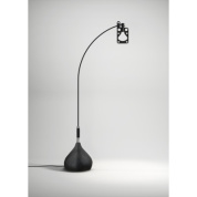 торшер с изогнутой стойкой и чёрным металлическим плафоном