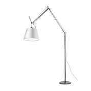 торшер с регулируемым металлическим корпусом и направленным плафоном