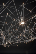 подвесной светильник с сетчатой геометрической конструкцией и множеством точечных источников света