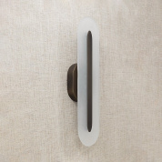 настенный светильник с продолговатым стеклянным корпусом и металлической вставкой