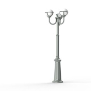 уличный фонарный столб с тремя плафонами серого цвета