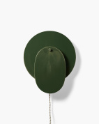 настенный светильник с круглым плоским плафоном и шнуровым выключателем