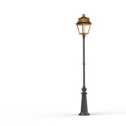 уличный фонарный столб с прозрачным плафоном на высокой опоре