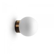 настенный светильник с матовым шаровым плафоном для ванной комнаты