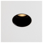 встраиваемый потолочный светильник с черным отражателем