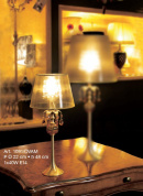 настольная лампа с полупрозрачным абажуром и резным латунным основанием в классическом стиле