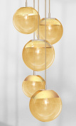 подвесная люстра с шарообразными стеклянными плафонами в вертикальной композиции