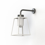 настенное бра белого цвета с металлическим каркасом и матовым плафоном