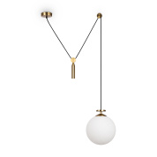 подвесной светильник с шарообразным плафоном на подвесе в латунном корпусе