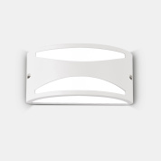 настенный светильник белого цвета с плавной изогнутой панелью и мягким рассеянным светом