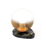 настольная лампа с шарообразным плафоном и диммером в основании цвета латунь