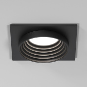 встраиваемый потолочный точечный светильник квадратной формы с утопленным источником света и концентрическими кольцами черного цвета