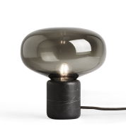 настольная лампа с дымчатым стеклянным плафоном на тёмном основании