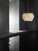 подвесная люстра с полупрозрачными круглыми элементами на металлических кольцах