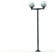 двухрожковый фонарный столб с опаловыми плафонами на горизонтальной перекладине