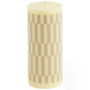 свеча-колонна кремово-песочного оттенка с рельефным узором