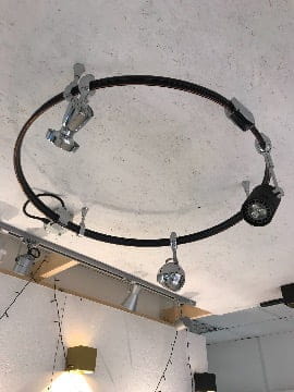 Крепление на потолок с помощью трёх стоек. 
Показаны разные варианты светильников на трек с хромированными ножками. Экспозиция трековой круглой системы в Малом Видном.