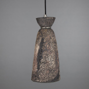 подвесной светильник с фактурным керамическим корпусом тёмного цвета