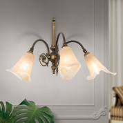 трёхламповое настенное бра с плавно изогнутыми рожками и стеклянными абажурами в патинированной отделке