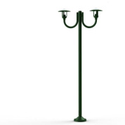 фонарный столб зелёного цвета с тремя рожками