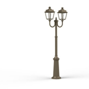 двухрожковый уличный фонарь на столбе с куполообразными плафонами песочного цвета