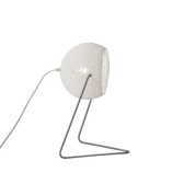 настольный светильник с рельефным полусферическим абажуром на серебристой изогнутой опоре