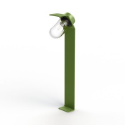 садовый уличный светильник на стойке с овальным плафоном и зелёной опорой