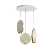 подвесной светильник с перламутровыми овальными элементами на золотистой арматуре