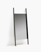 напольное зеркало прямоугольной формы с опорной конструкцией