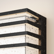 настенный светильник черного цвета с горизонтальными ламелями