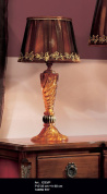 настольная лампа с бархатным абажуром и резным позолоченным основанием