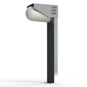 уличный фонарь на опоре с асимметричным плафоном металлического оттенка