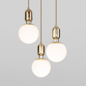 подвесной светильник с четырьмя шарообразными матовыми стеклянными плафонами на кабелях