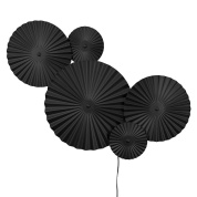 настенный светильник с тремя чёрными дисками в виде вееров