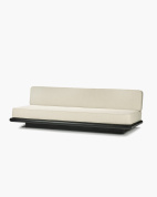 трехместный диван с прямой спинкой и мягким сиденьем на деревянном основании