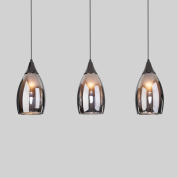 трёхламповый подвесной светильник с вытянутыми стеклянными плафонами каплевидной формы