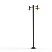 двойной уличный фонарь на чёрной металлической опоре