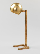 настольная лампа с латунным шарообразным плафоном на Г-образной стойке