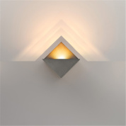 настенный светильник квадратной формы с направленным светом вверх