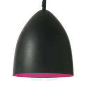 подвесная люстра с вытянутым чёрным плафоном и розовой внутренней отделкой