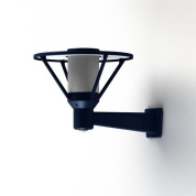 настенный уличный светильник с датчиком движения и синим коническим плафоном