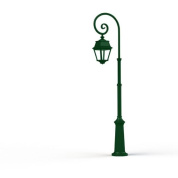 уличный фонарный столб с подвесным плафоном на зелёной опоре